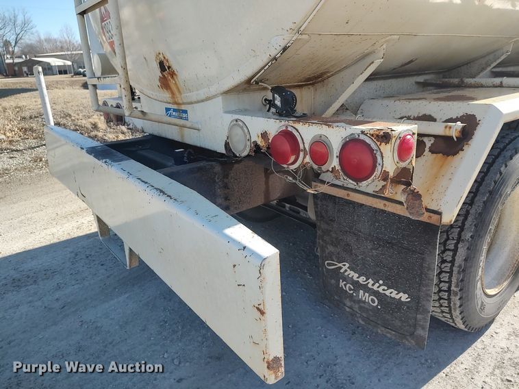 image for item DO3832 1994 International 8200  tank truck