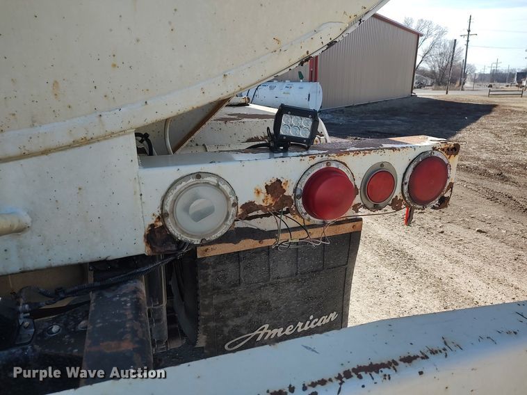 image for item DO3832 1994 International 8200  tank truck