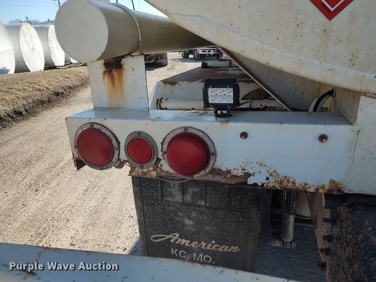 image for item DO3832 1994 International 8200  tank truck