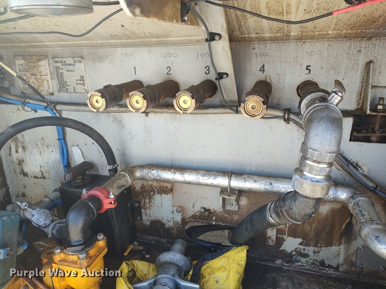 image for item DO3832 1994 International 8200  tank truck