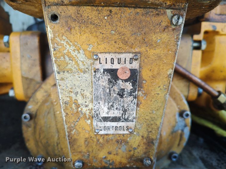 image for item DO3832 1994 International 8200  tank truck