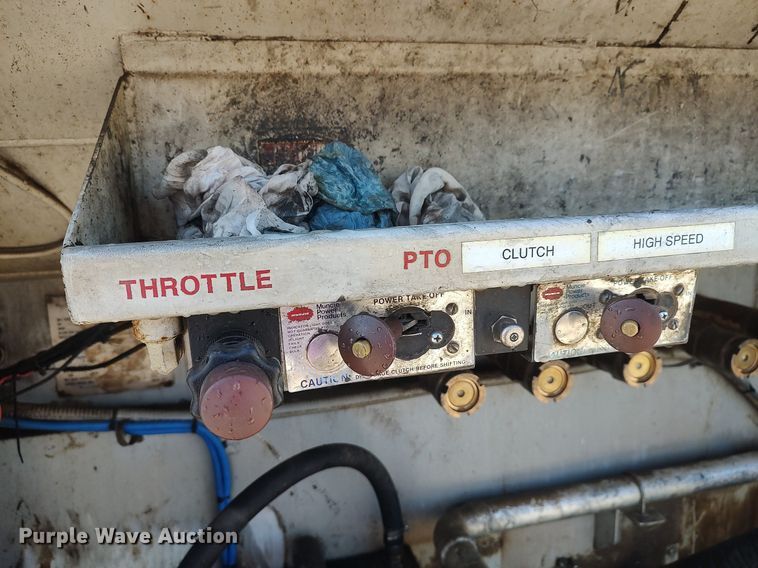 image for item DO3832 1994 International 8200  tank truck