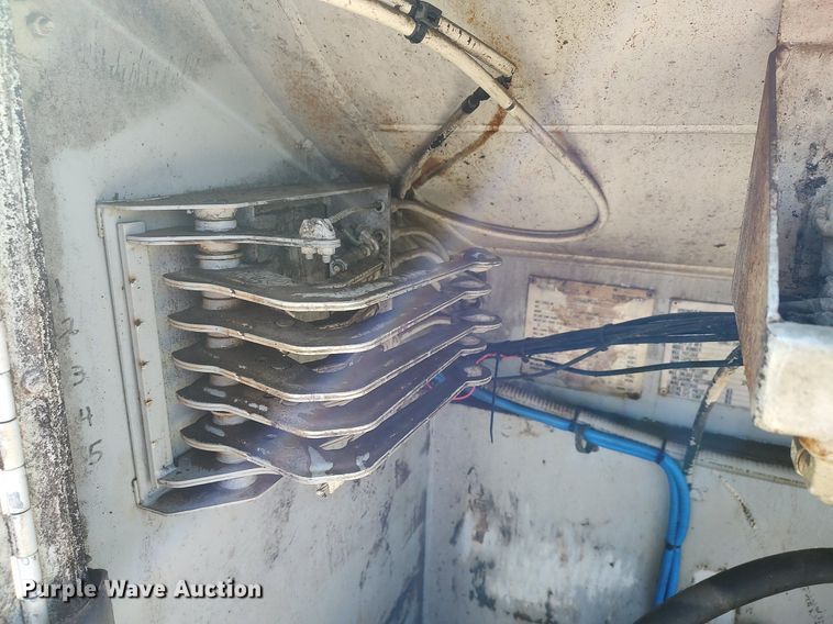 image for item DO3832 1994 International 8200  tank truck