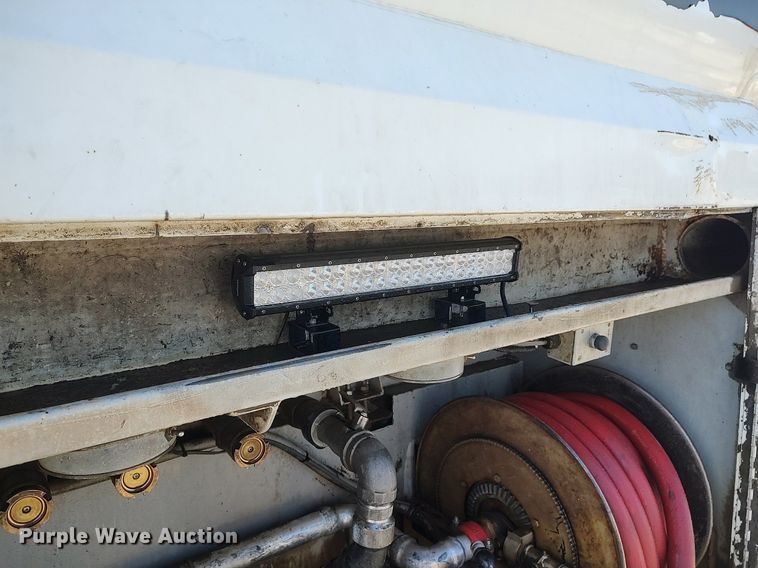 image for item DO3832 1994 International 8200  tank truck