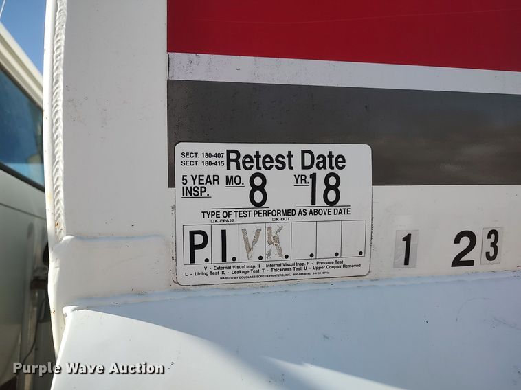 image for item DO3832 1994 International 8200  tank truck