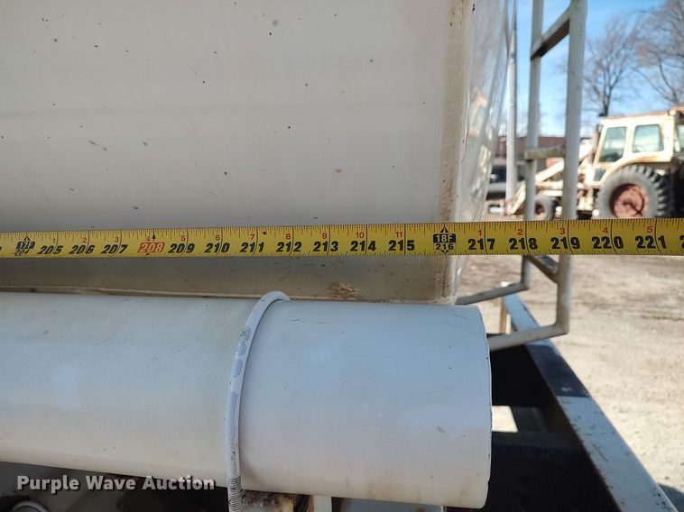 image for item DO3832 1994 International 8200  tank truck