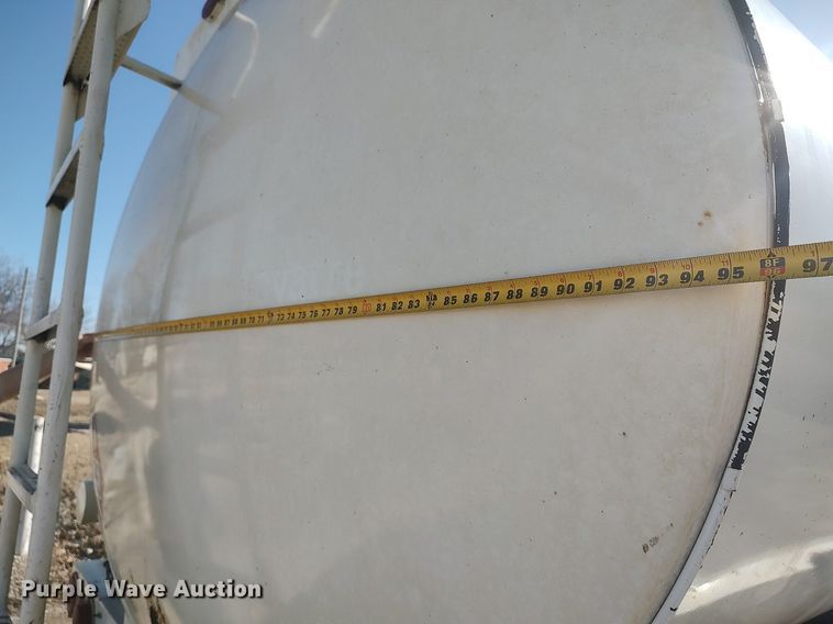 image for item DO3832 1994 International 8200  tank truck