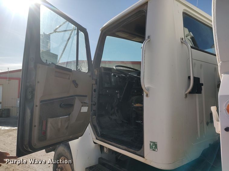 image for item DO3832 1994 International 8200  tank truck