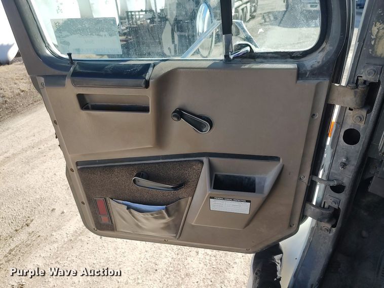 image for item DO3832 1994 International 8200  tank truck