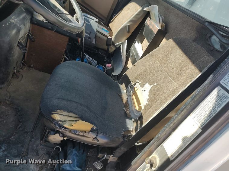 image for item DO3832 1994 International 8200  tank truck