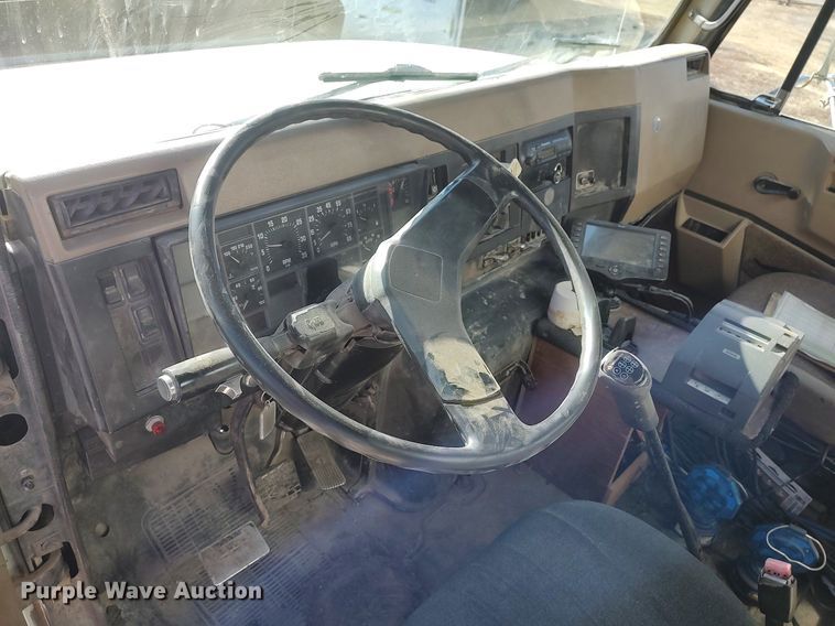 image for item DO3832 1994 International 8200  tank truck