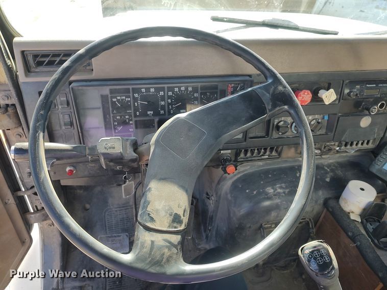 image for item DO3832 1994 International 8200  tank truck