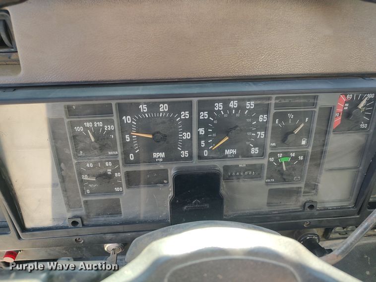 image for item DO3832 1994 International 8200  tank truck