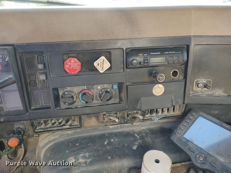 image for item DO3832 1994 International 8200  tank truck