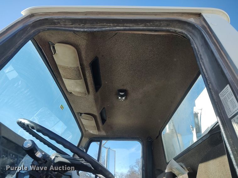 image for item DO3832 1994 International 8200  tank truck