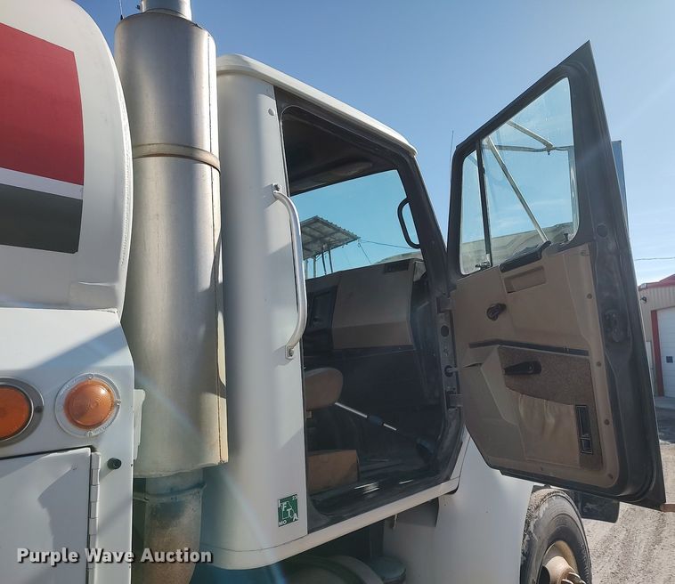 image for item DO3832 1994 International 8200  tank truck