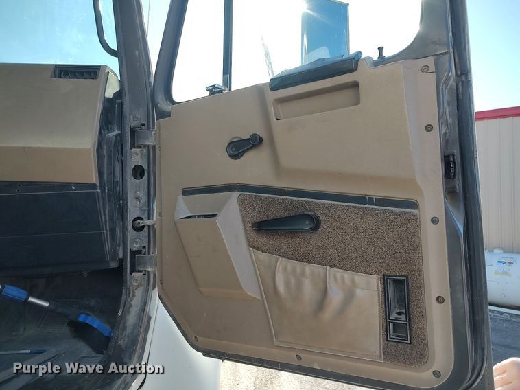 image for item DO3832 1994 International 8200  tank truck