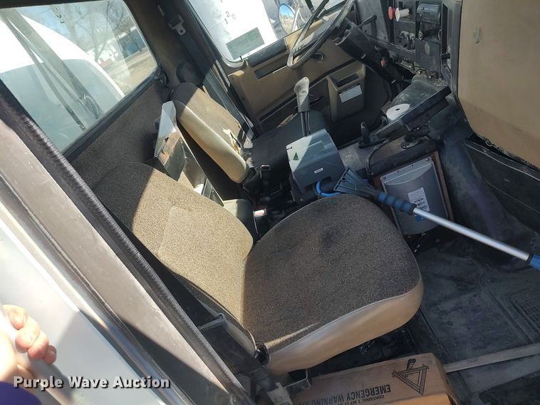 image for item DO3832 1994 International 8200  tank truck