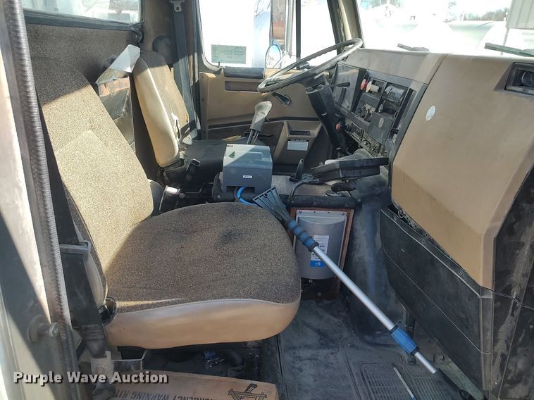 image for item DO3832 1994 International 8200  tank truck