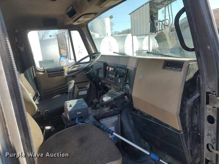 image for item DO3832 1994 International 8200  tank truck