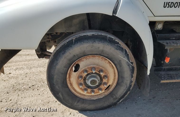 image for item DO3832 1994 International 8200  tank truck