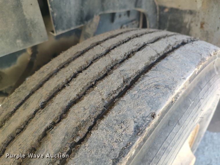 image for item DO3832 1994 International 8200  tank truck