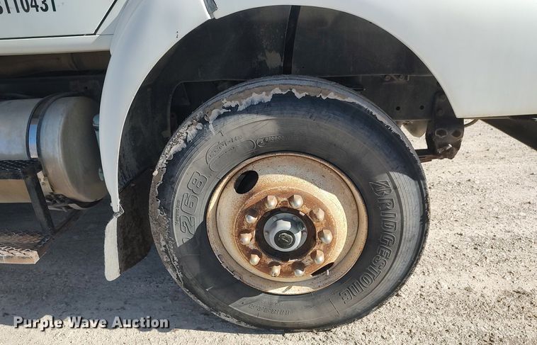 image for item DO3832 1994 International 8200  tank truck