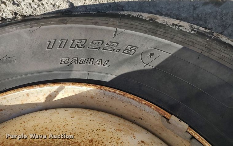 image for item DO3832 1994 International 8200  tank truck