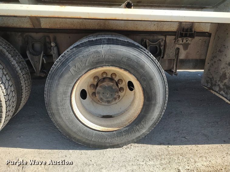 image for item DO3832 1994 International 8200  tank truck