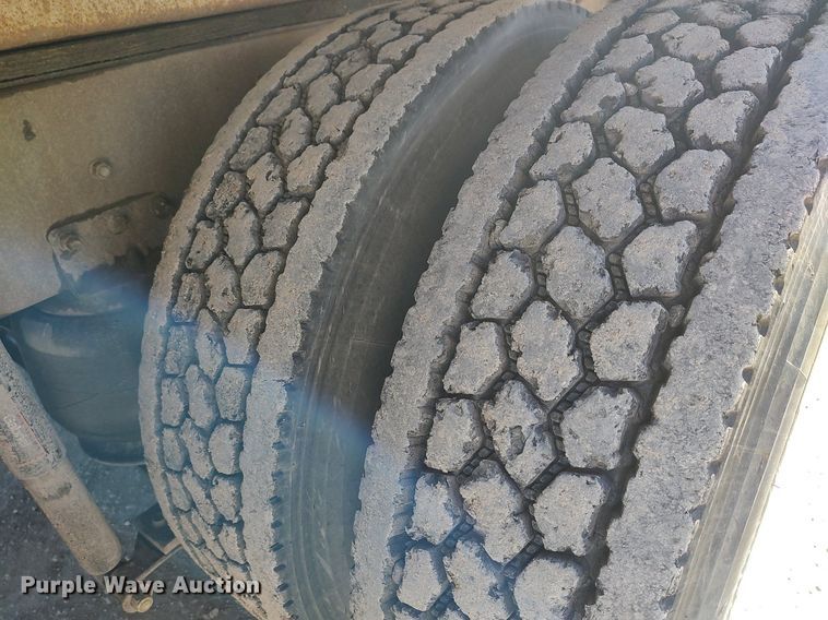 image for item DO3832 1994 International 8200  tank truck