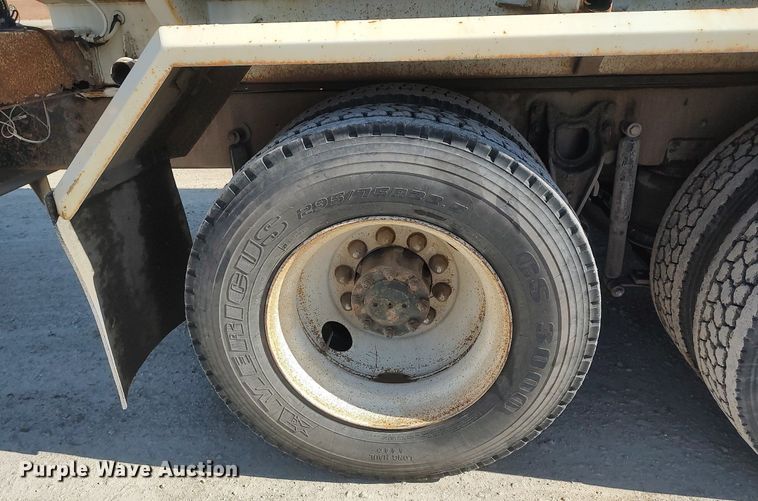 image for item DO3832 1994 International 8200  tank truck