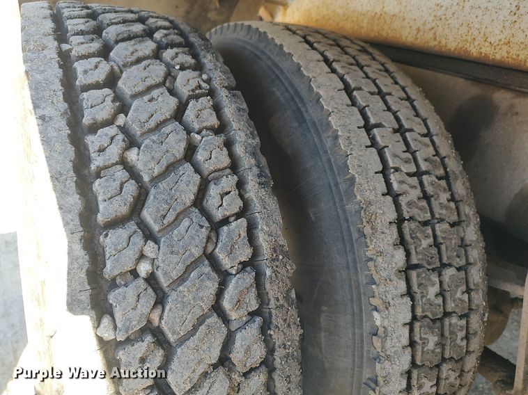 image for item DO3832 1994 International 8200  tank truck