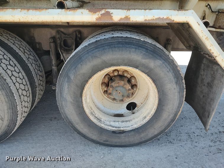 image for item DO3832 1994 International 8200  tank truck