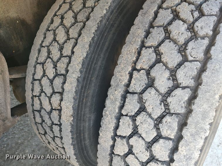 image for item DO3832 1994 International 8200  tank truck