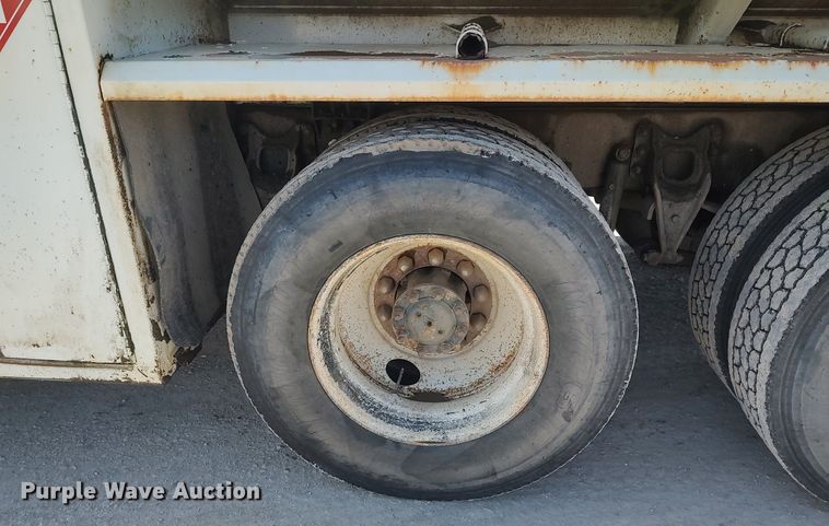 image for item DO3832 1994 International 8200  tank truck