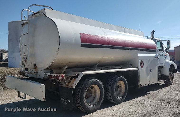 image for item DO3832 1994 International 8200  tank truck