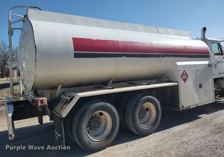 image for item DO3832 1994 International 8200  tank truck