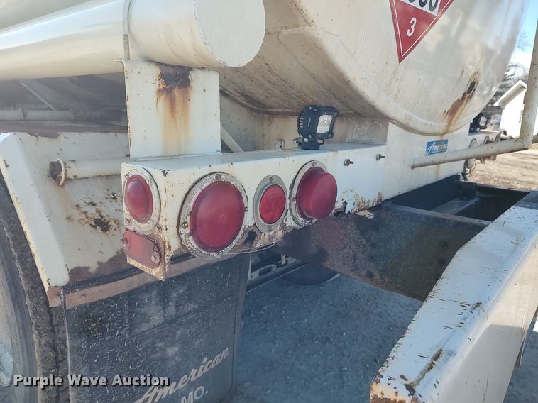 image for item DO3832 1994 International 8200  tank truck