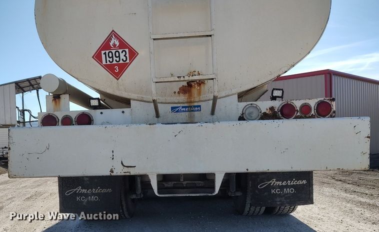 image for item DO3832 1994 International 8200  tank truck