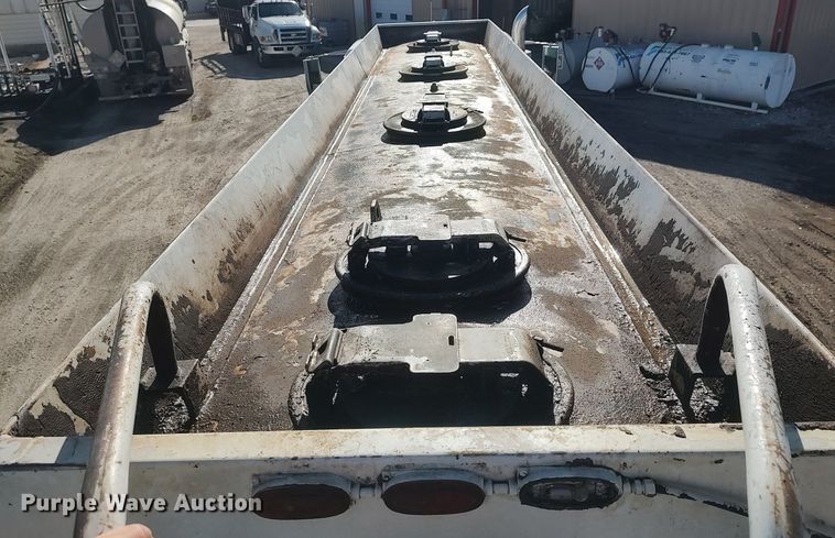 image for item DO3832 1994 International 8200  tank truck