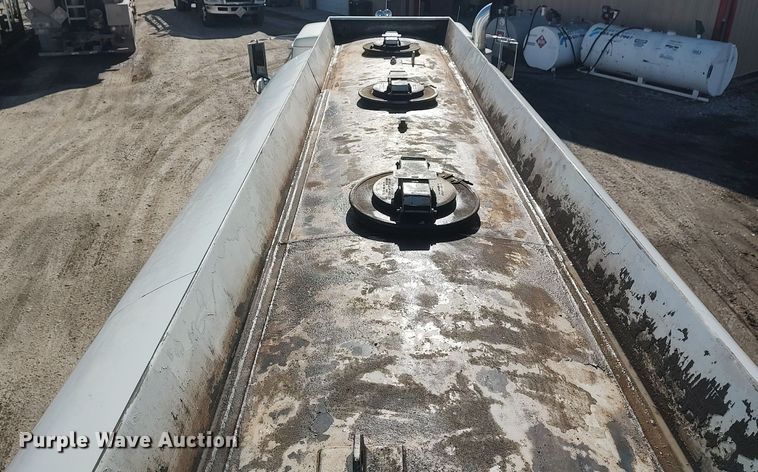 image for item DO3832 1994 International 8200  tank truck