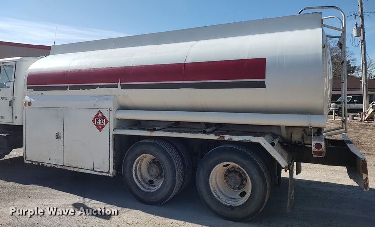 image for item DO3832 1994 International 8200  tank truck
