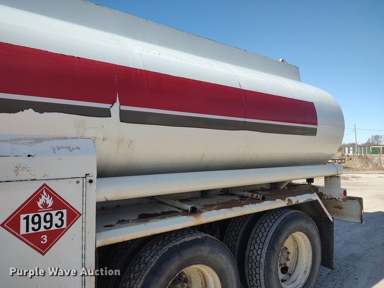image for item DO3832 1994 International 8200  tank truck