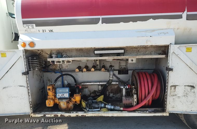 image for item DO3832 1994 International 8200  tank truck