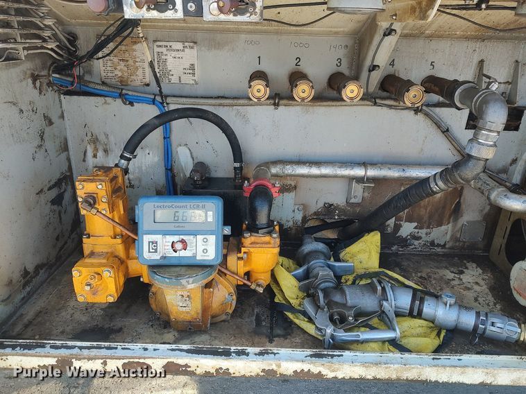 image for item DO3832 1994 International 8200  tank truck