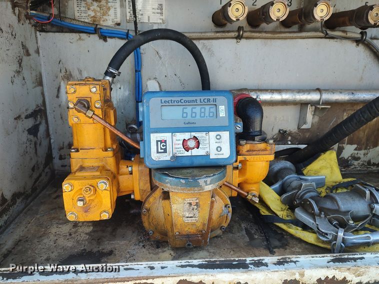 image for item DO3832 1994 International 8200  tank truck