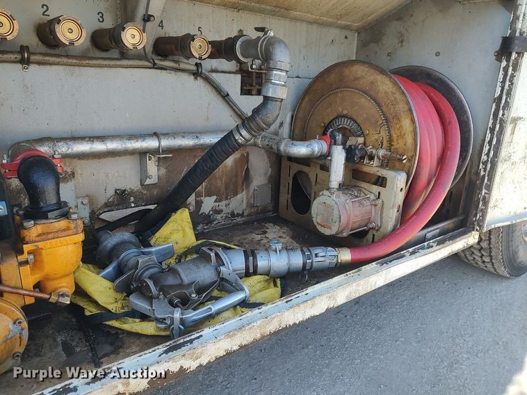 image for item DO3832 1994 International 8200  tank truck