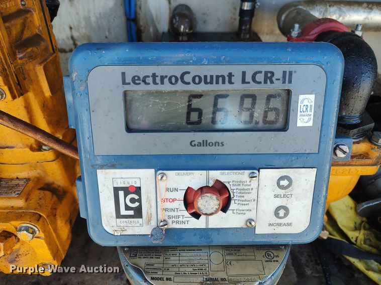 image for item DO3832 1994 International 8200  tank truck