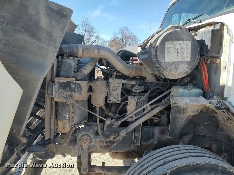 image for item DO3832 1994 International 8200  tank truck