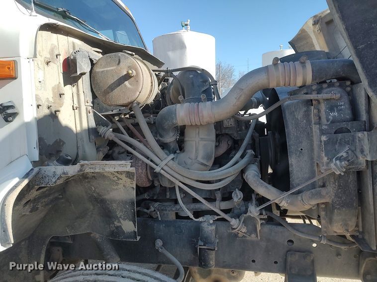 image for item DO3832 1994 International 8200  tank truck
